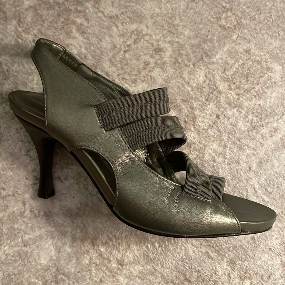 Donald J Pliner - Arden S4 -size 5 1/2 - gray heels